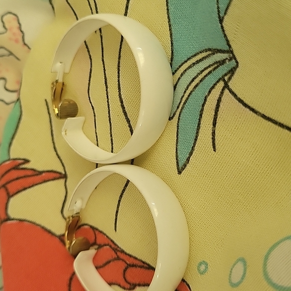 LIKE NEW Vintage Clip on earrings - Picture 2 of 4